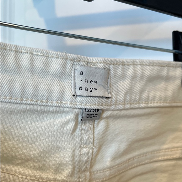 Stylish Cream Women's Jeans - Picture 3 of 5